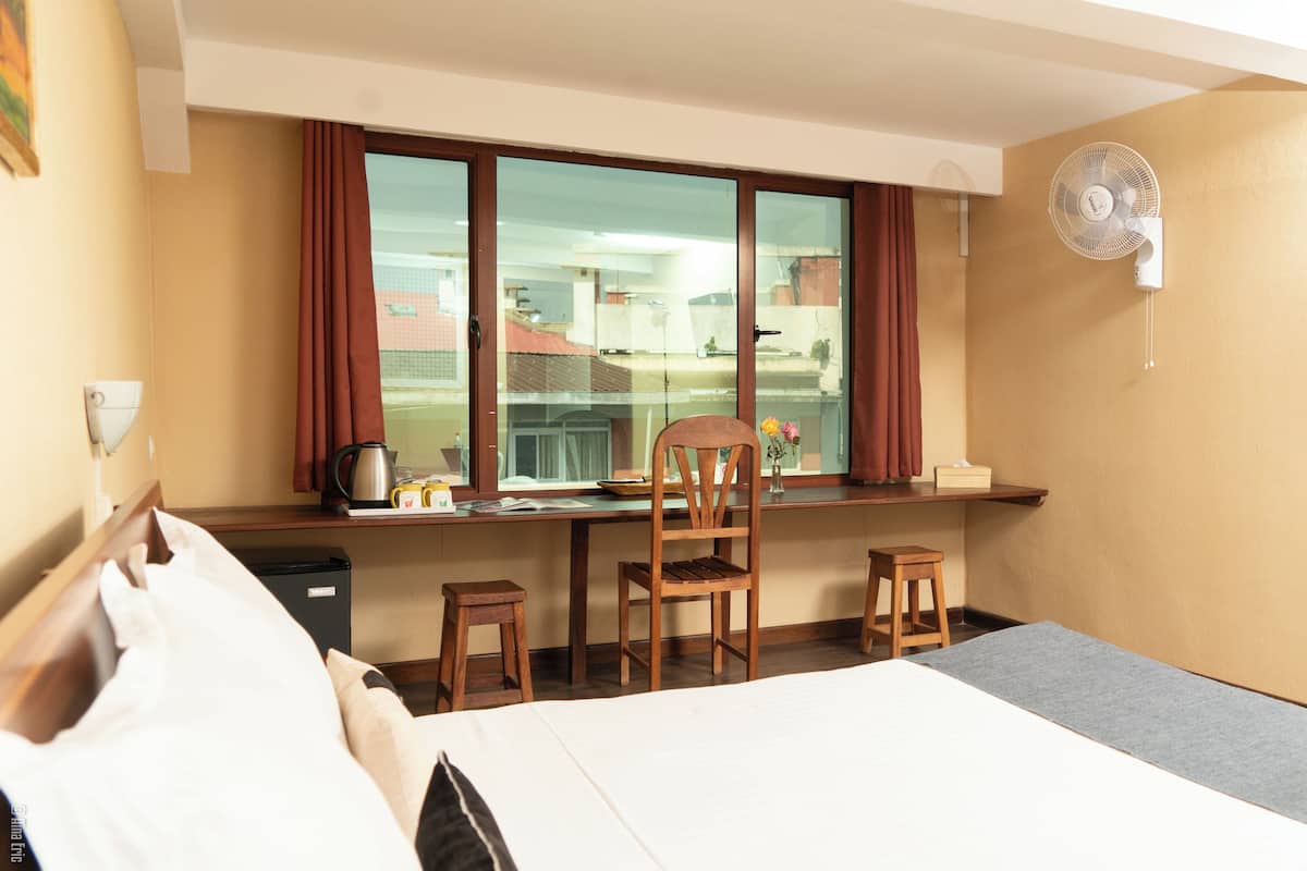 Deluxe-Doppelzimmer | Bettwäsche aus ägyptischer Baumwolle, hochwertige Bettwaren, Zimmersafe