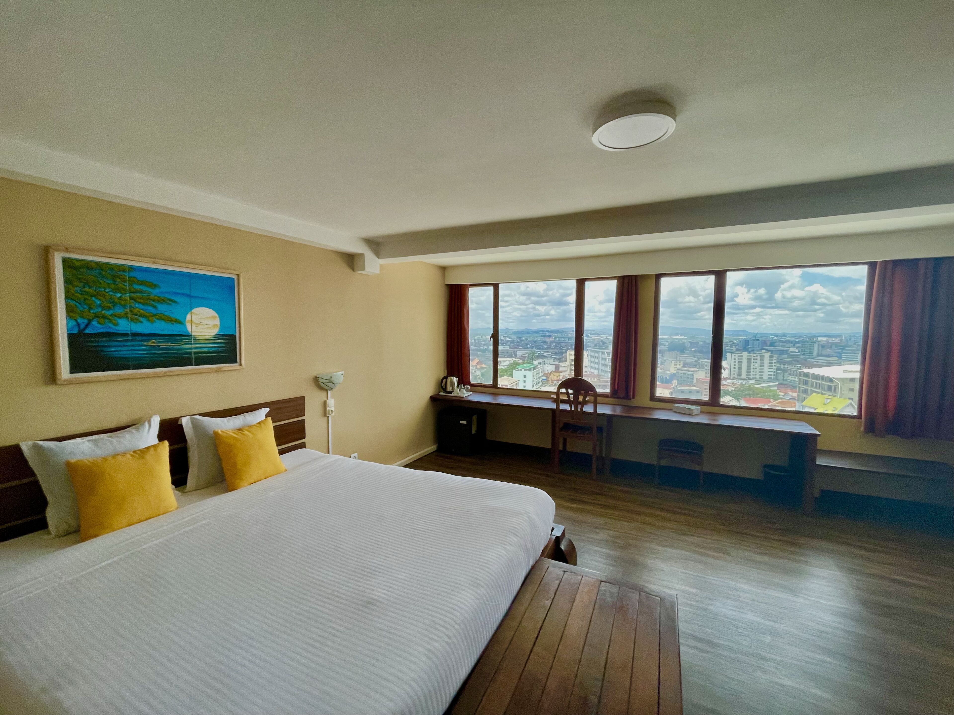 Habitación Deluxe, vista a la ciudad | Sábanas de algodón egipcio y ropa de cama de alta calidad 