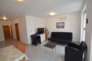 อพาร์ทเมนท์, 2 ห้องนอน | บริเวณนั่งเล่น | ทีวีจอแบน