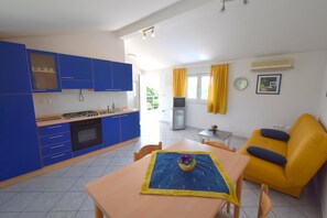 Apartment, 1 Bedroom, Garden View (310 – 2.kat) | Living area - Apartments Markovic (Dobrinj)