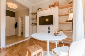 Apartament, 1 dormitori | Sala d'estar | Televisor de pantalla plana 