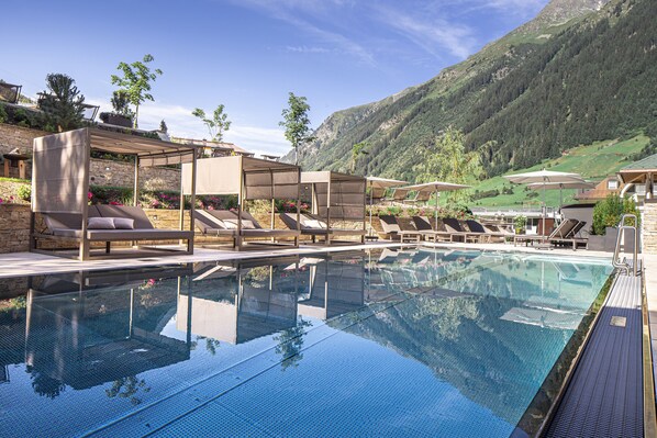 Indoor pool, outdoor pool, open 8:00 AM to 7:30 PM, pool umbrellas - Hotel Post Ischgl (Ischgl)
