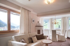 Phòng đôi Superior | Khu phòng khách | TV màn hình phẳng 