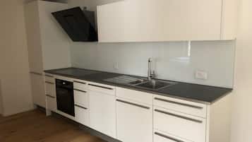 Apartment | Dapur peribadi | Peti sejuk/penyejuk beku saiz penuh, ketuhar gelombang mikro, ketuhar