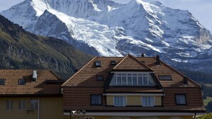 Ein Berg mit schneebedeckten Gipfeln im Hintergrund.