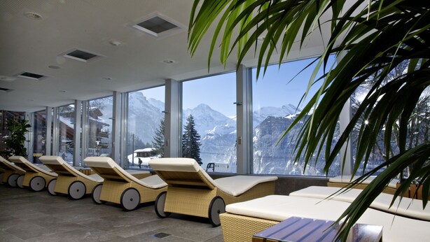 Ein Wellnessbereich mit Liegestühlen und Bergblick.