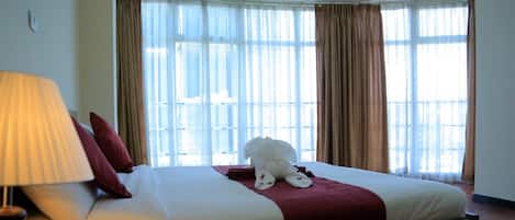 Suite, balcon | 1 chambre, bureau, espace de travail pour ordinateurs portables