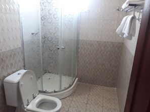 Room (King) | Bathroom | Shower, free toiletries, slippers, towels - Bruhway Hotel (Addis Ababa)