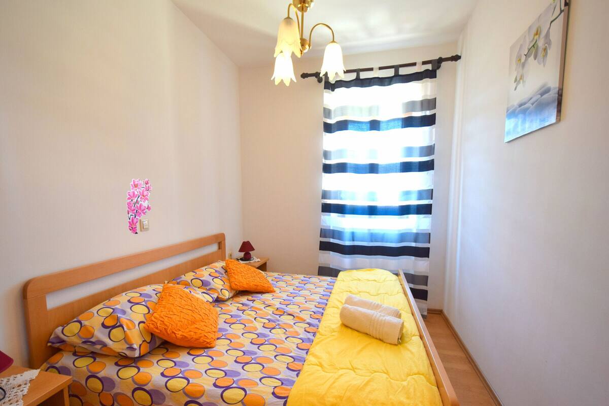Apartamento, 2 quartos (356 – veći) | 1 quarto, escrivaninha, Wi-Fi de cortesia, roupa de cama