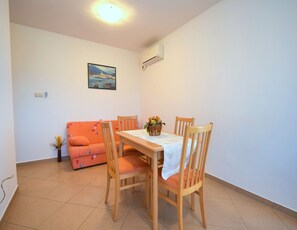 Apartamento, 1 quarto (357 – manji) | Opções para refeição no quarto