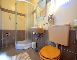 Apartemen, 1 kamar tidur (357 – manji) | Kamar mandi | Shower, handuk, sabun, dan tisu toilet