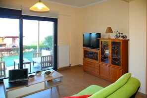 Apartamento, 1 habitación | Zona de estar | Una televisión de pantalla plana