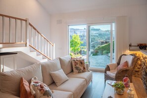 智能電視、足球機、乒乓球設施、書籍