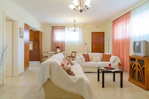 Apartment, 2 Schlafzimmer | Wohnzimmer | Flachbildfernseher