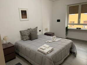 2 bedrooms, iron/ironing board, WiFi - Affordable holiday apartment (Napoli)