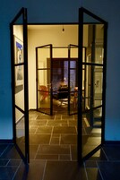 Ropa de cama hipoalergénica, minibar y decoración personalizada 