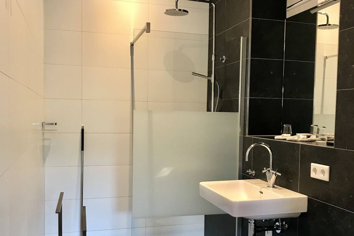 Chambre Double Design, vue jardin, rez-de-chaussée | Salle de bain