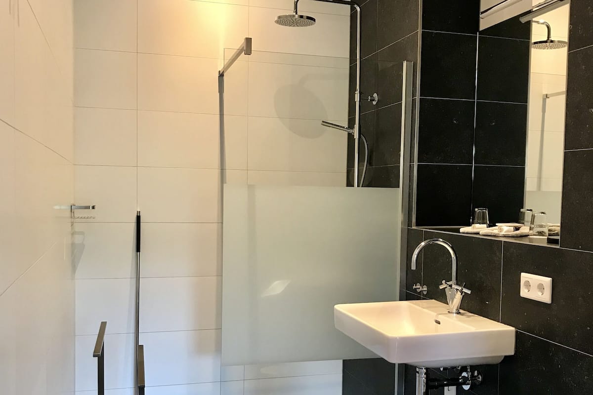 Design-Doppelzimmer, Gartenblick, Erdgeschoss | Badezimmer
