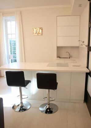 Apartamento exclusivo | Cozinha privada | Geladeira grande, micro-ondas, fogão, cooktop