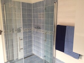 Bathtub, hair dryer, towels, soap - Cozy vacation apartment with fireplace in the Harz I (Darlingerode)