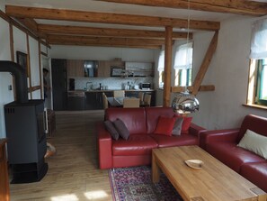 Smart-TV, Kamin, Bücher, Stereoanlage