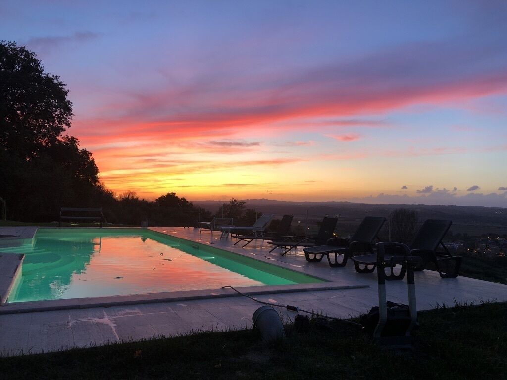Piscina stagionale all'aperto, lettini