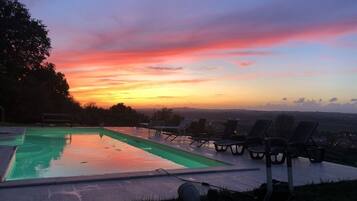 Piscina stagionale all'aperto, lettini