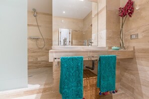 Badewanne, Haartrockner, Handtücher