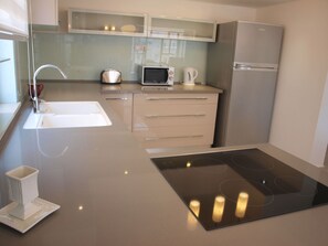Apartamento | Cozinha privada | Geladeira grande, micro-ondas, fogão, cooktop