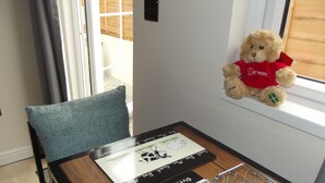 Studio | In-room dining - Auntie Bett's (Kingsbridge)