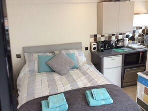Studio | Private kitchenette | Coffee/tea maker, full-size fridge, microwave, stovetop - Auntie Bett's (Kingsbridge)
