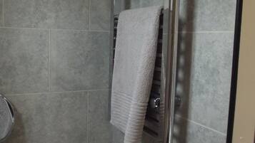 Studio | Phòng tắm | Buồng tắm vòi sen, máy sấy tóc, khăn tắm