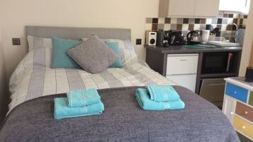 Studio | Living area | Flat-screen TV