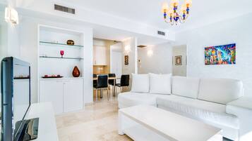 Apartamento família | Área de estar | TV de tela plana, lareira