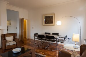 Appartement | Woonkamer | Een flatscreentelevisie