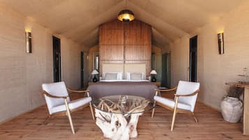 Luksustelt, ørkenutsikt | Bad | Dusj, regndusjhode, toalettartikler (inkludert) og håndklær