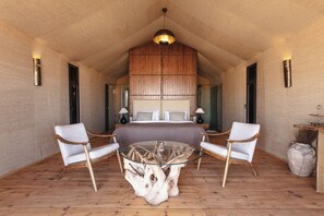 Luxe tent, uitzicht op de woestijn | Badkamer | Een douche, een regendouche, gratis toiletartikelen, handdoeken