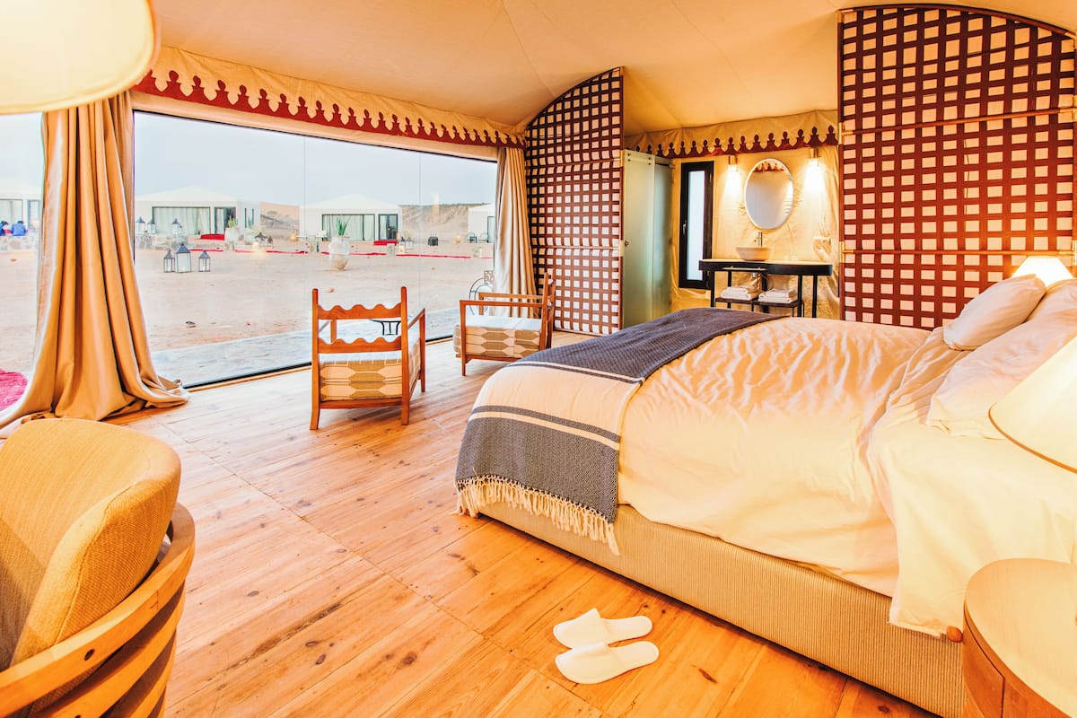 Luxe tent | 1 slaapkamer, een bureau, beddengoed