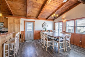 Dining - 5377- Memorial Blvd, Family Home in Walking Distance of Kill Devil Hills Beaches and Attractions (Kill Devil Hills)