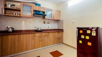Fridge, stovetop, cookware/dishes/utensils, dining tables