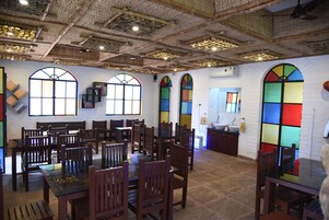 Desayuno con opciones de la cocina local diario (INR 125 por persona)