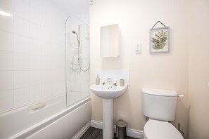Apartment, 2 Bedrooms | Bathroom | Combined shower/tub, free toiletries, hair dryer, towels - St Giles Close (Durham)
