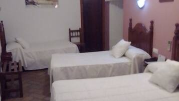 Chambre Triple | Fer et planche Ă repasser, Wi-Fi gratuit, draps fournis