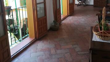 朝食 (コンチネンタル ブレックファスト)、毎日提供 (1 名様 3.5 EUR)