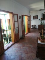 Daily continental breakfast (EUR 3.5 per person)