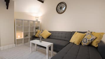 City Apartment, 2 Bedrooms | Living room