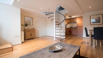 City Apartment, 2 Bedrooms | Living area