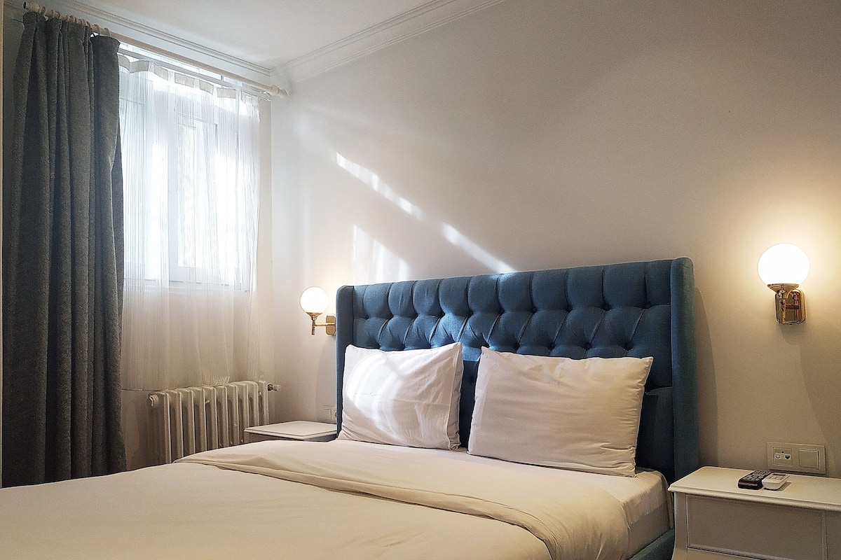 Premium bedding, in-room safe, blackout curtains, soundproofing