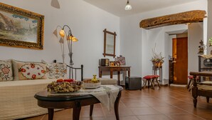Una sala de estar acogedora con un sofá, una mesa de centro y un comedor con una mesa y sillas.