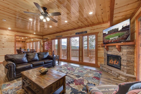 Smart TV, fireplace, video games - Mountain Moonshine, Private Indoor Pool, Pool Table, Arcade Game, Theater Room (Sevierville)